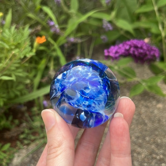 Jonathan Winfisky Art Glass Blue and White Large Marble Paperweight Signed Dated - Picture 5 of 7